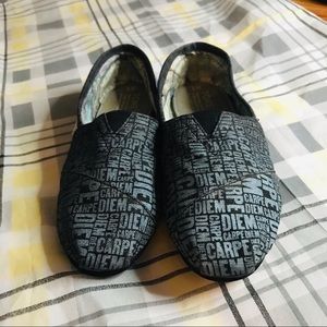 TOMS shoes carpe diem size 6W